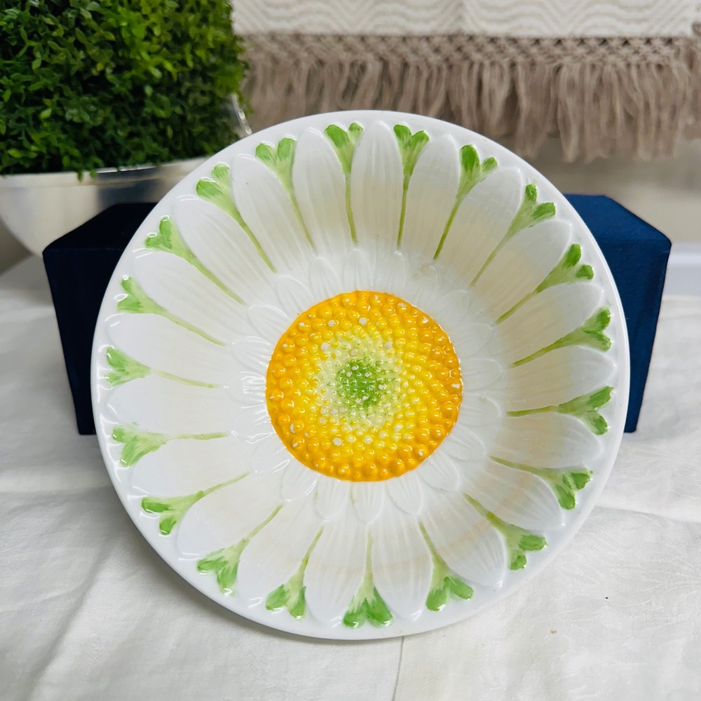 Mottahedeh Daisy Embossed Majolica Vintage Cereal Soup Bowl 1 Piece - Flawed!